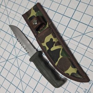 Buck 639 Survival Knife w/Camo Sheath, Vintage